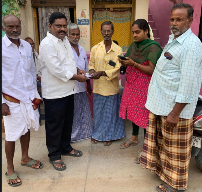 బండ్లవంక, ట్రెజరీ వీధుల్లో పెన్షన్ పంపిణీ లో పాల్గొన్న మార్కెట్ యార్డు చైర్మన్ పురం రామమూర్తి